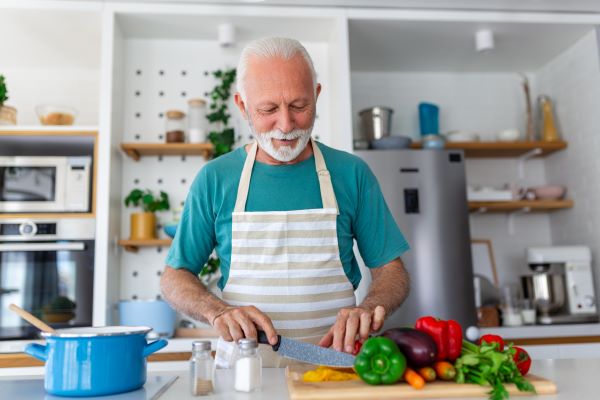 Rendere la cucina un gioco da ragazzi. I 7 strumenti e i gadget da cucina più utili per gli anziani