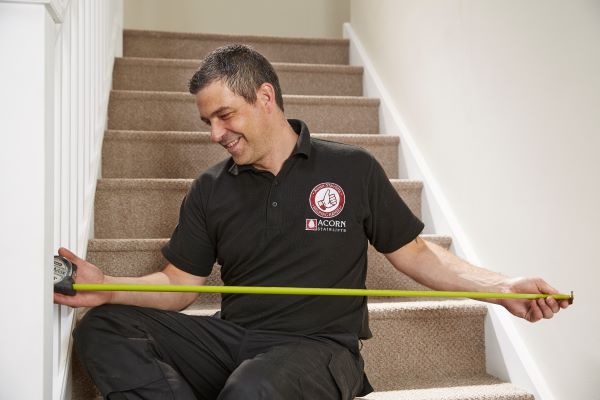 Acorn Treppenlift FAQ (Häufig gestellte Fragen) - Wie breit muss eine Treppe sein, um einen Treppenlift zu installieren?