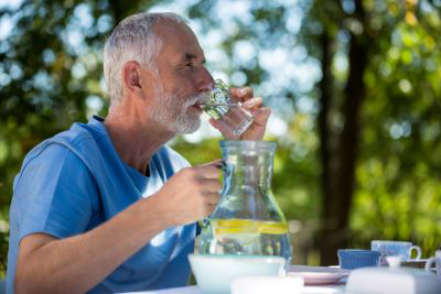 Wasser gerne und ausreichend  trinken - 6 Tipps, wie Sie als Senior genügend Flüssigkeit zu sich nehmen