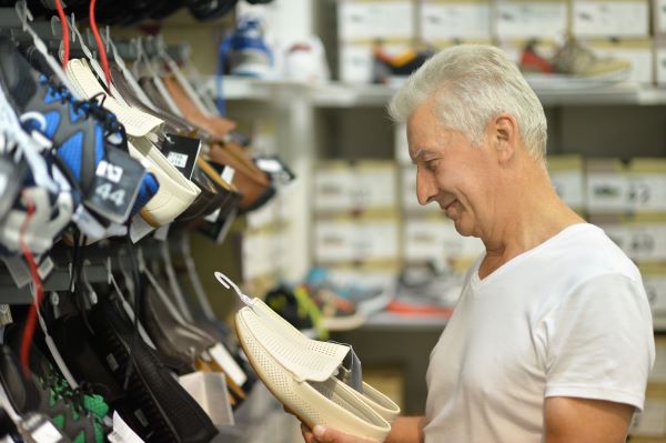 Il consiglio della settimana per gli anziani. Tenete conto della sicurezza e del comfort nella scelta delle scarpe per tutti i giorni