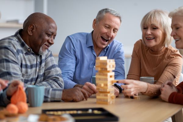 un gruppo di amici gioca a jenga