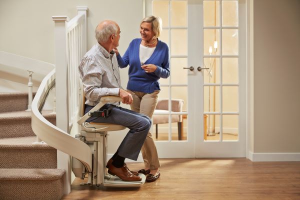 Acorn Stairlifts FAQ of the Week—Can an Acorn Stairlift Fit Curved Staircases?
