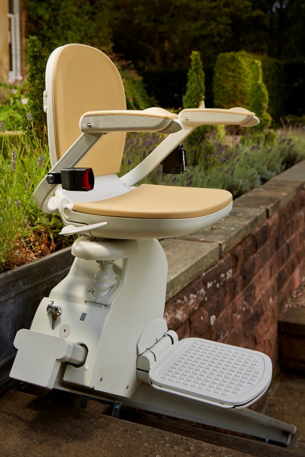 Acorn Stairlift FAQ of the Week—Does Acorn Offer a Curved Outdoor Stairlift Option?