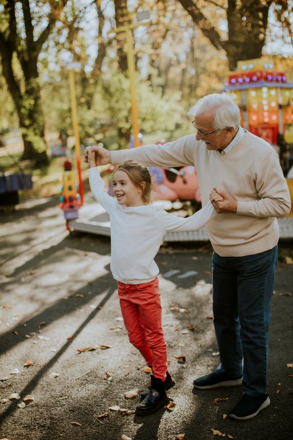 Come i vostri nipoti vi stanno allungando la vita. 5 incredibili benefici per la salute facendo da babysitter ai nipoti