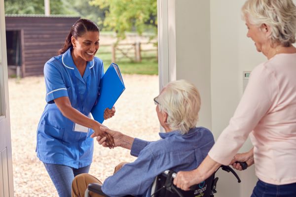 Wie man eine Pflegekraft für Senioren findet - Tipps für die Auswahl der perfekten Person für die Betreuung Ihrer Angehörigen