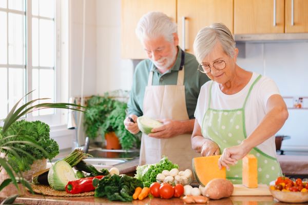 Il consiglio della settimana per gli anziani di Acorn Montascale. Nutrirsi a sufficienza e migliorare la propria salute mangiando abbastanza cibi sani