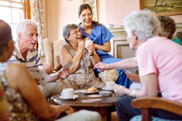 Der Acorn Treppenlifte Tipp der Woche für Senioren - Vermeiden Sie Einsamkeit, indem Sie sozial aktiv bleiben